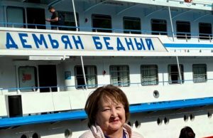 Biz də onun bəngü sularında bir kölgə kimi görünüb keçəcəyik…”