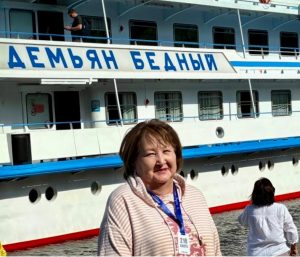 Biz də onun bəngü sularında bir kölgə kimi görünüb keçəcəyik…”