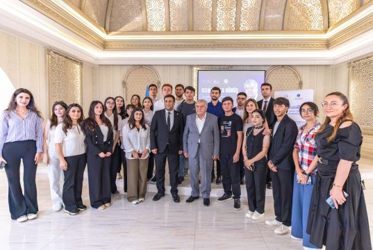 Sumqayıt şəhərində Xalq şairi Sabir Rüstəmxanlının gənclərlə görüşü keçirilib